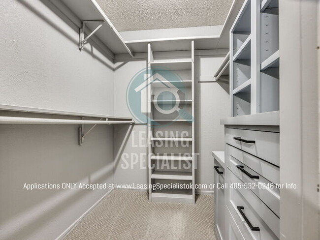 Building Photo - Warr Acres 3 Bed 2 Bath Home with a Pool!!