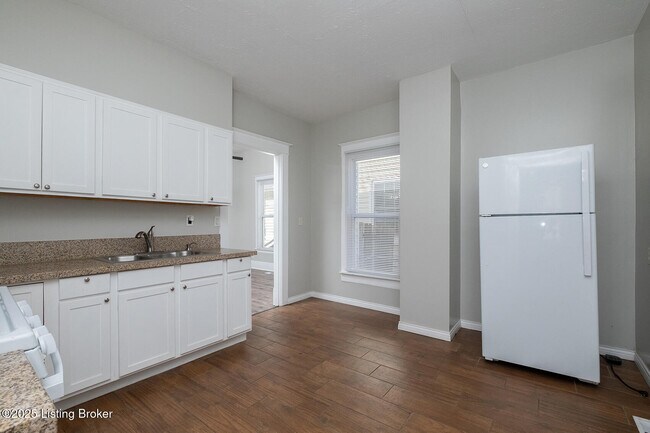 Building Photo - 925 W Evelyn Ave