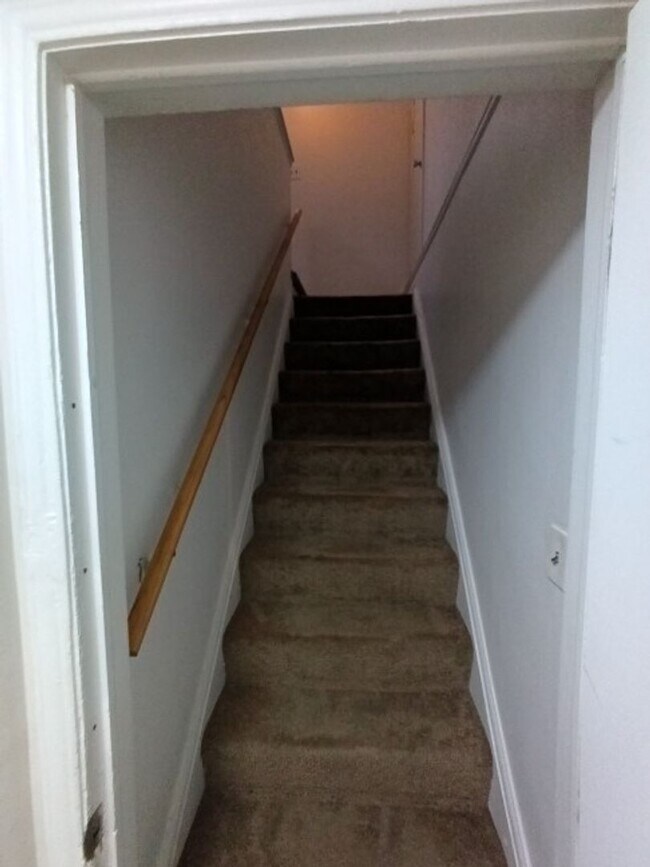 Building Photo - 3 bedroom, 1 bath, brick bungalow now available! $1,500