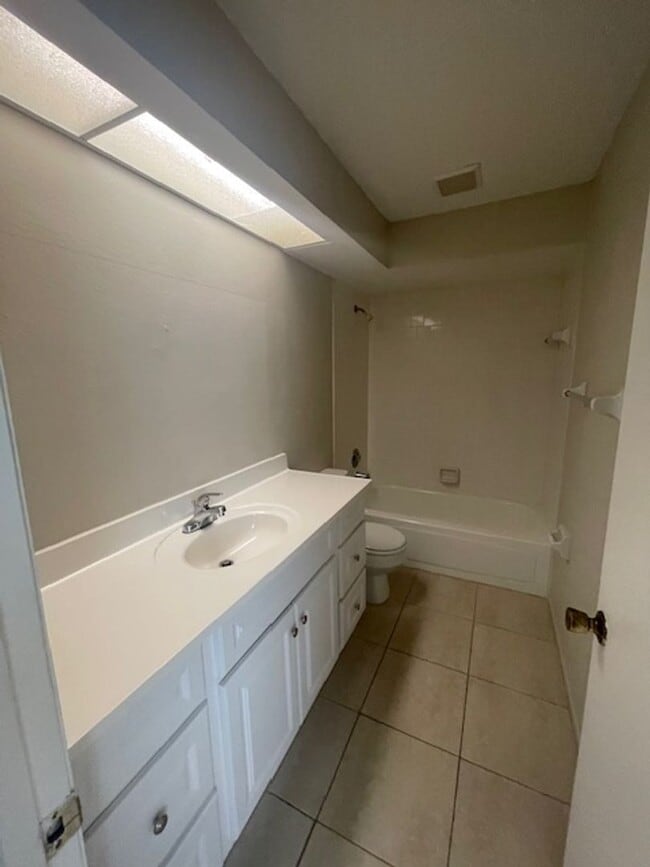 Building Photo - Open and bright 2/2 with garage