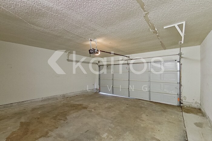 Building Photo - 834 Courtenay Pl