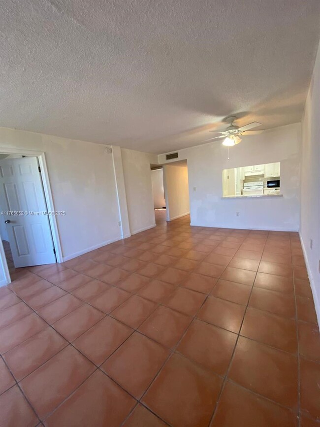Building Photo - 10000 NW 80th Ct