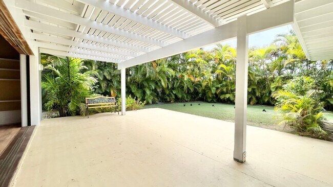 Building Photo - RARELY AVAILABLE 3 BEDROOM NEAR BEACH