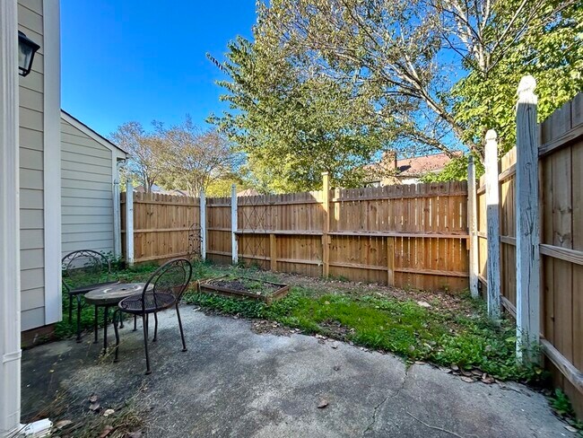 Building Photo - 6817 El Greco Ct