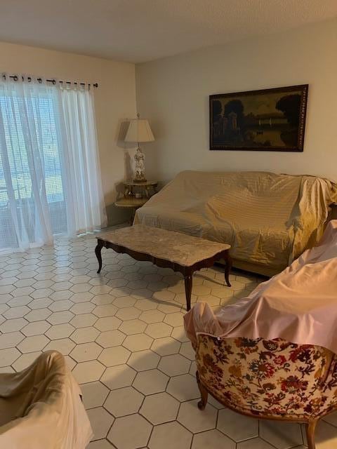 Building Photo - 221 Lake Meryl Dr