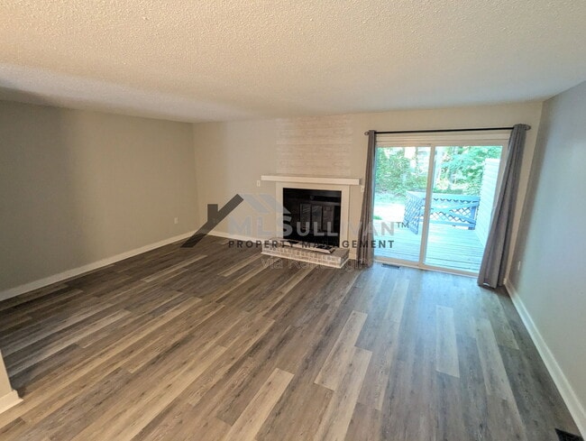 Building Photo - 4 Willow Bridge Dr