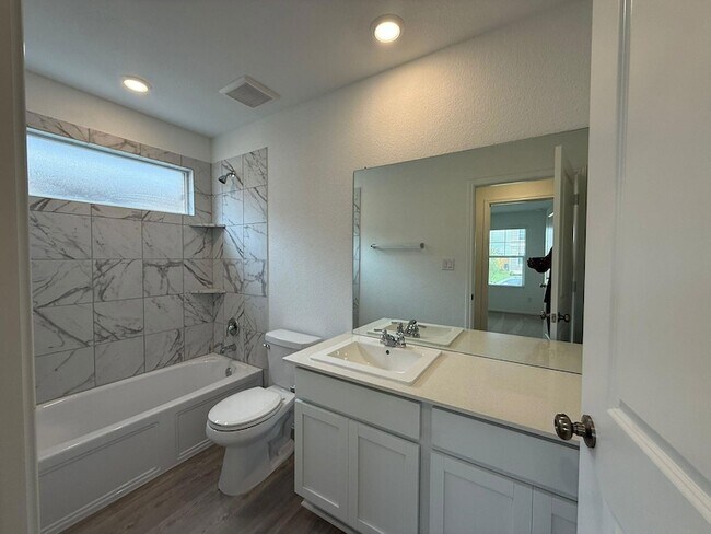 Building Photo - 125 Sormonne Lp
