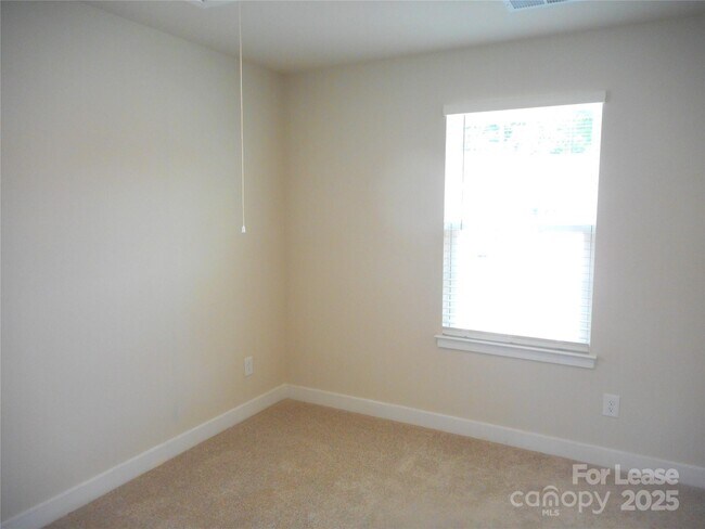 Building Photo - 421 Serenity Cir