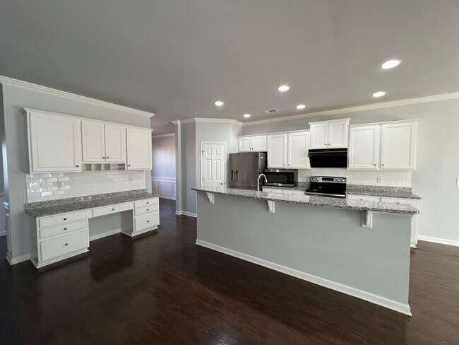 Building Photo - 4 Bedroom 3 Bath - Gorgeous Backyard in Le...