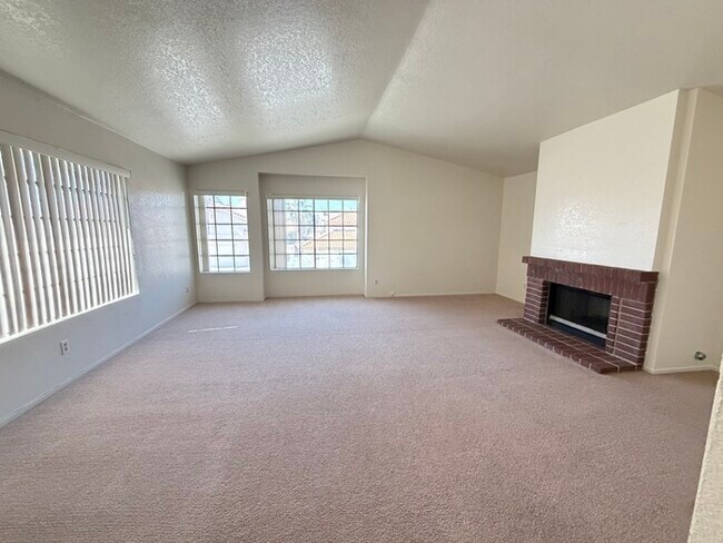 Building Photo - Carry Over Showing: This property has been shown before and will be rented to the first most qual...