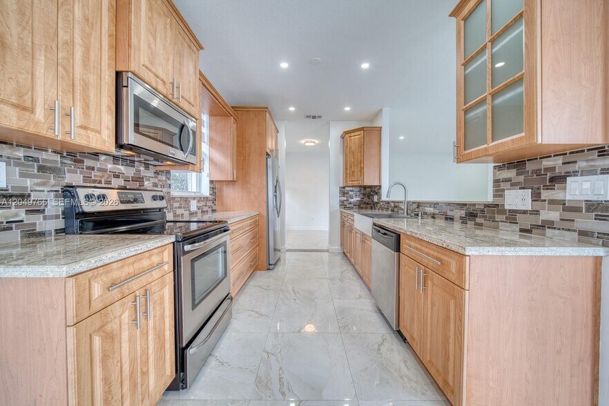 Building Photo - 15950 SW 71st Ter
