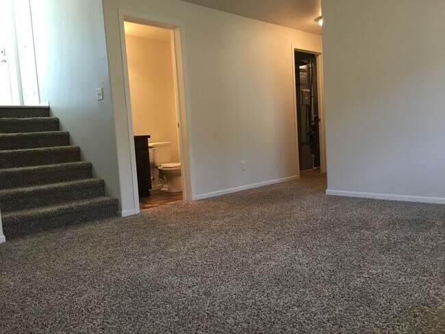 Building Photo - 3 Bed 3 Bath Single Family Home