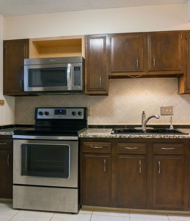 Building Photo - Charming Townhouse in Arden with Swimming ...