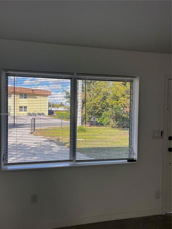 Building Photo - 3820 SW 16th St