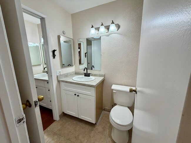 Building Photo - Cute Townhome