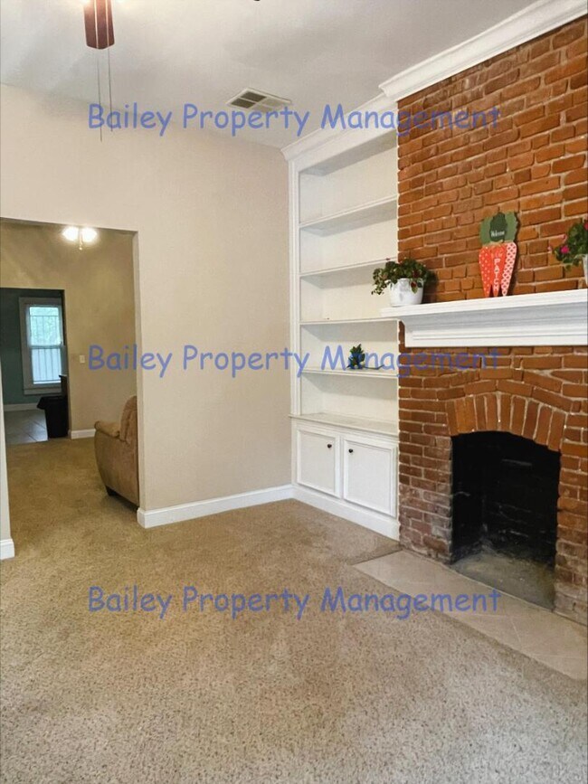 Building Photo - 537 E Oak St