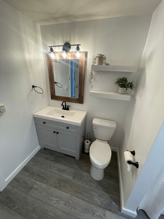 Building Photo - Charming 4-Bedroom with Open Floor Plan & ...