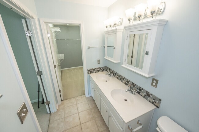 Building Photo - 2922 Duvalla Ave