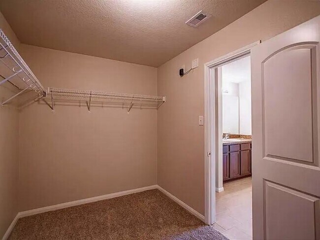 Building Photo - 976 Lake View Cir W