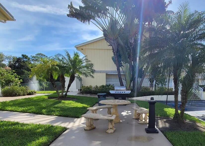 Building Photo - 4611 Bayshore Dr