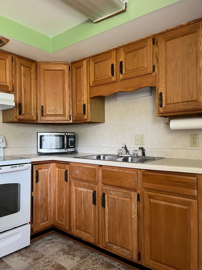 Building Photo - 6103 Glenview Dr