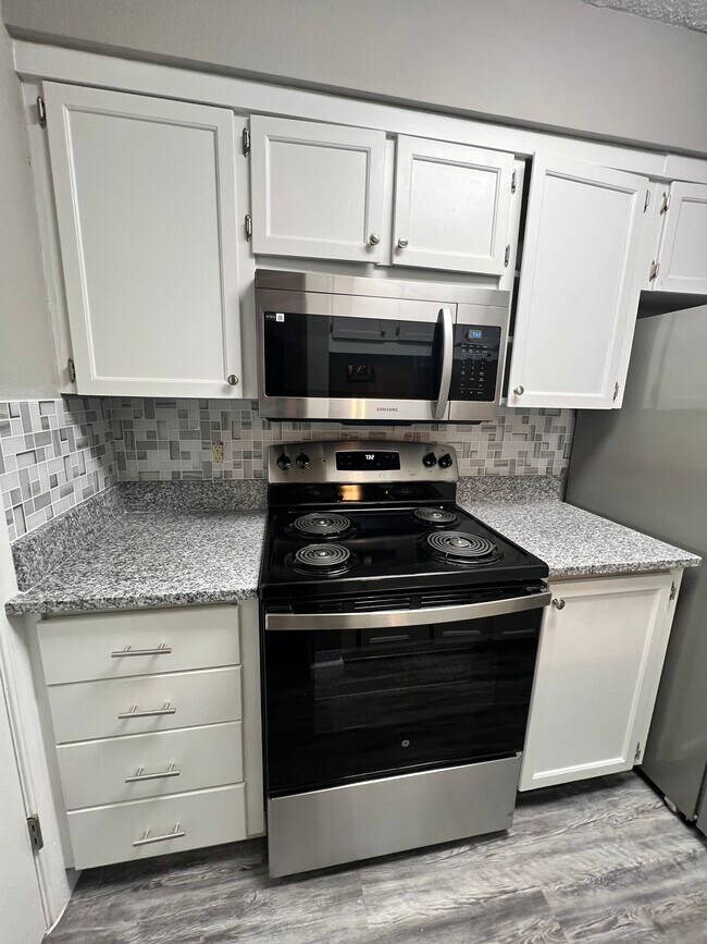 Building Photo - 813 Red Bird Ln