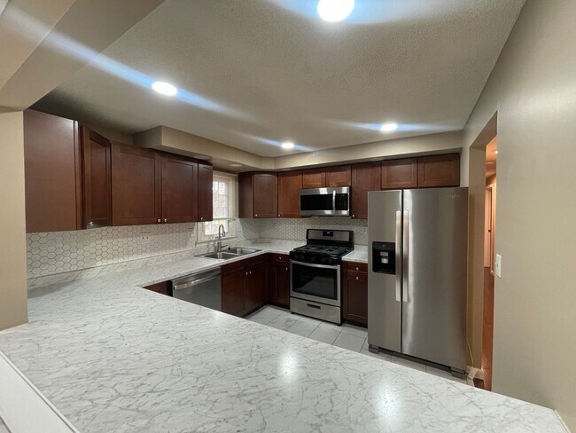 Building Photo - 498 Addison Rd