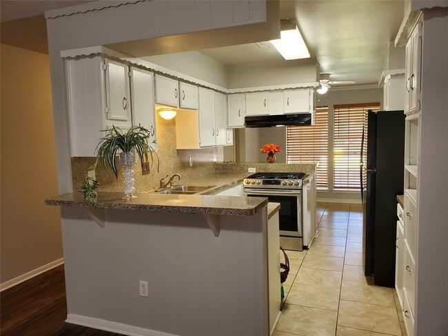 Building Photo - 5305 Woodville Ln