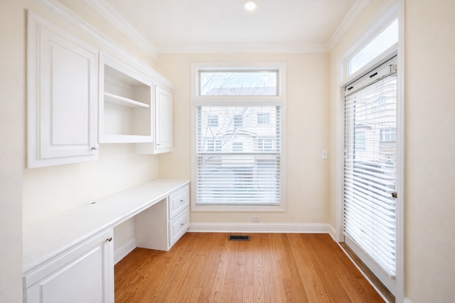 Building Photo - Gated Johns Creek End-Unit Townhome | 3BR / 3.5BA | Minutes to Avalon & GA-400