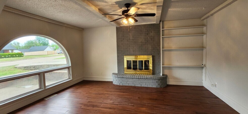 Building Photo - 3517 N Glenoaks Dr