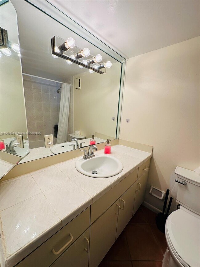 Building Photo - 619 Euclid Ave