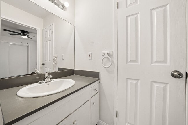 Building Photo - 2 bed 1 Bath Available Now