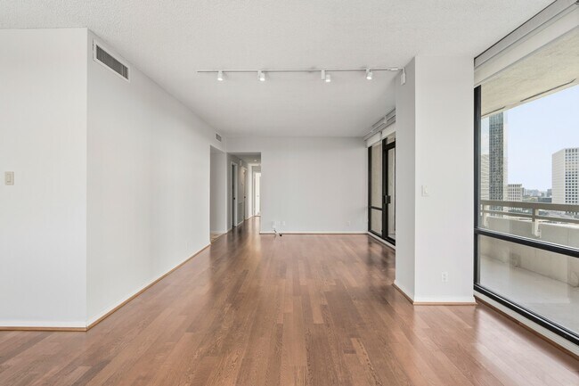 Building Photo - 14 Greenway Plz