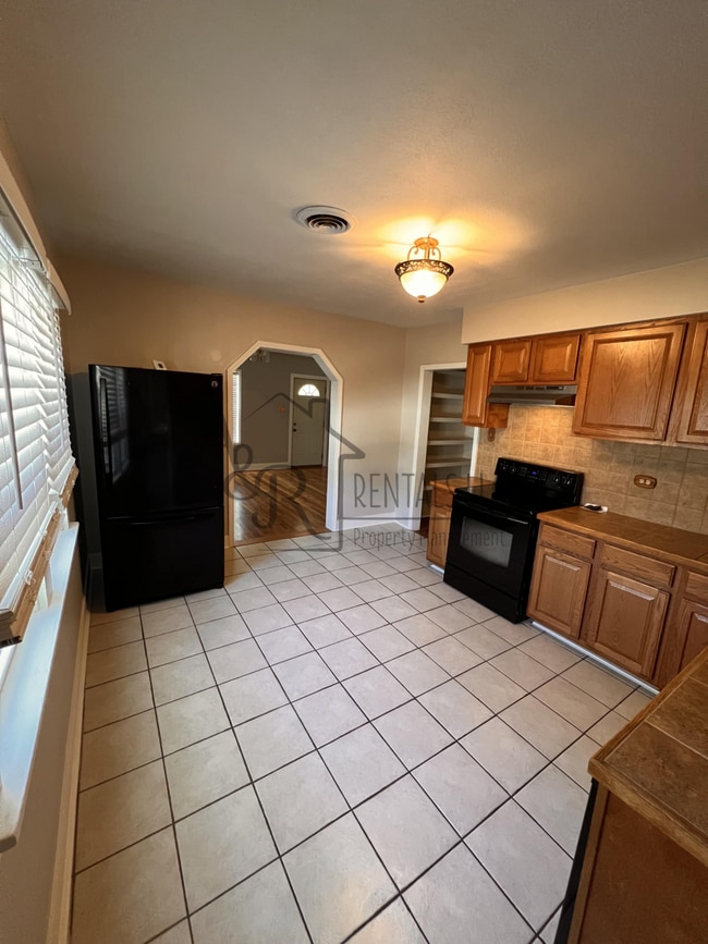 Building Photo - 204 W Leighton St