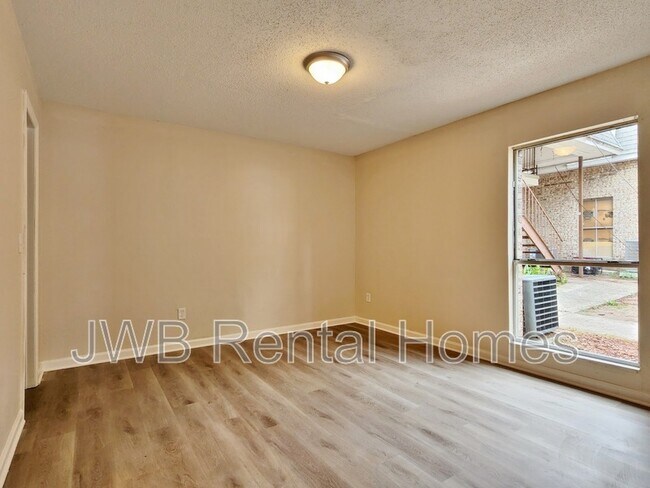 Building Photo - 851 Bert Rd
