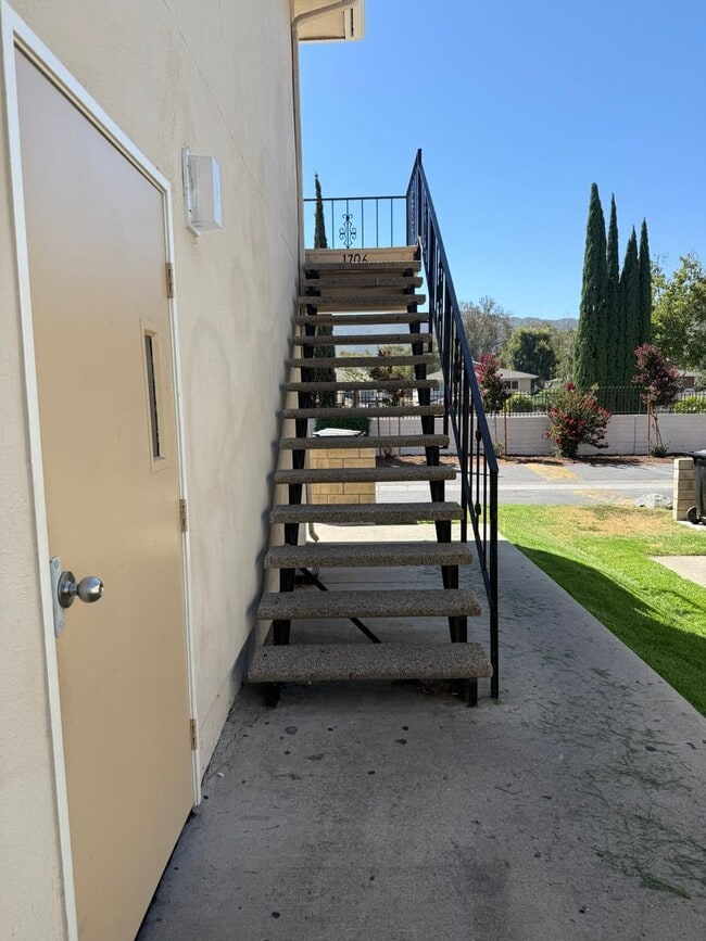 Building Photo - Newbury Park Condo - Two Bedroom one bath located in Newbury Park