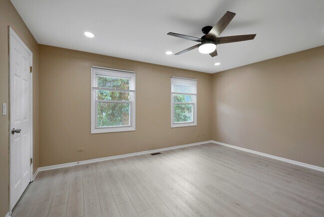 Building Photo - 1356 Larchmont Dr