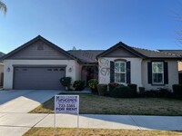 Building Photo - Beautiful Northwest Visalia home with sola...