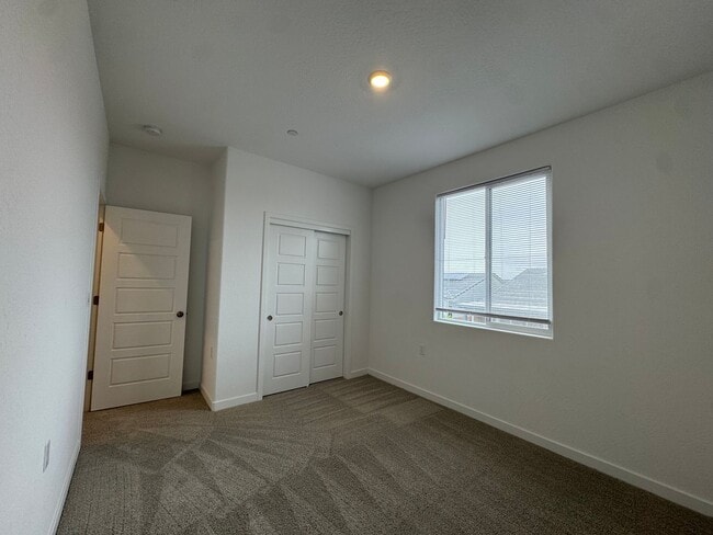 Building Photo - 997 Pioneer Dr W