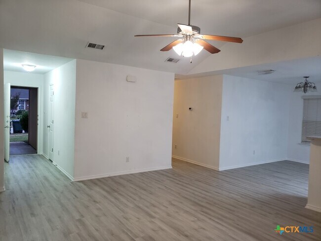 Building Photo - 1121 Dixon Cir