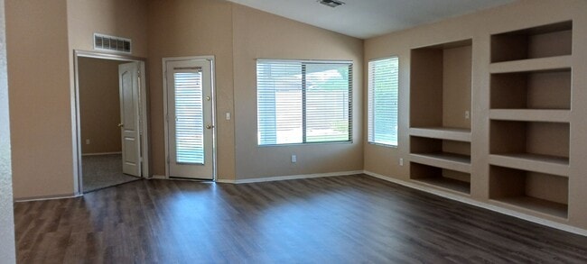 Building Photo - Warm, Inviting 3 Bed / 2 Bath Home in Surp...