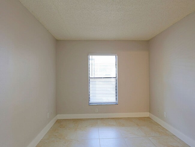Building Photo - 5321 Summerlin Rd