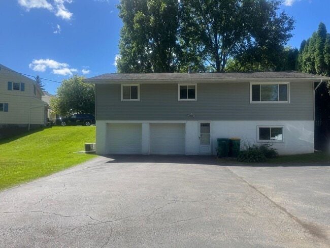 Building Photo - 15 Meadow Dr