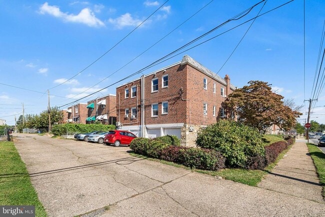 Building Photo - 2042 Faunce St