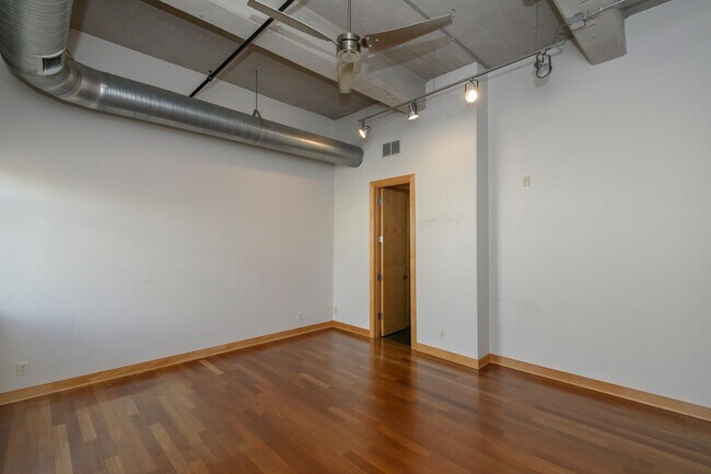 Building Photo - 239 E Chicago St