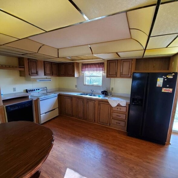 KITCHEN WITH DISHWASHER - 15017 Johansson Ave