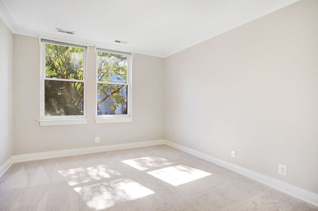 Building Photo - Sunny 3-Bedroom Corner Unit in Eckington/B...