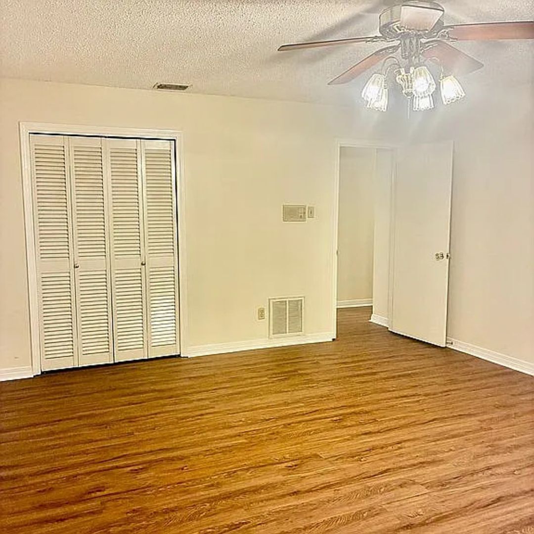 Building Photo - 7221 Lakewood Rd