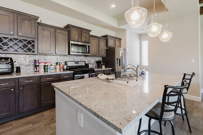 Building Photo - Spacious 3 Bedroom 2 Bath Home with 3-Car ...