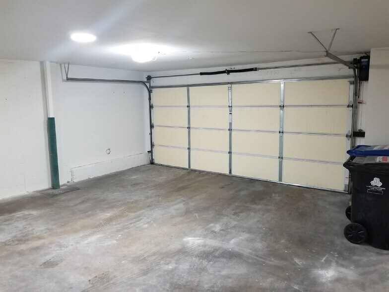 Building Photo - 10201 Mason Ave